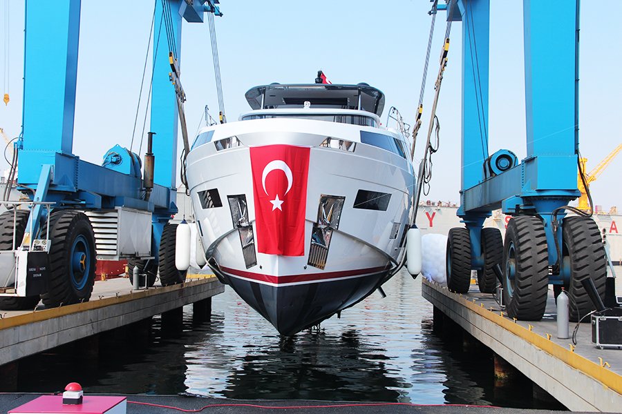 YENİ AMİRAL ”SIRENA 88” SUYA İNDİ