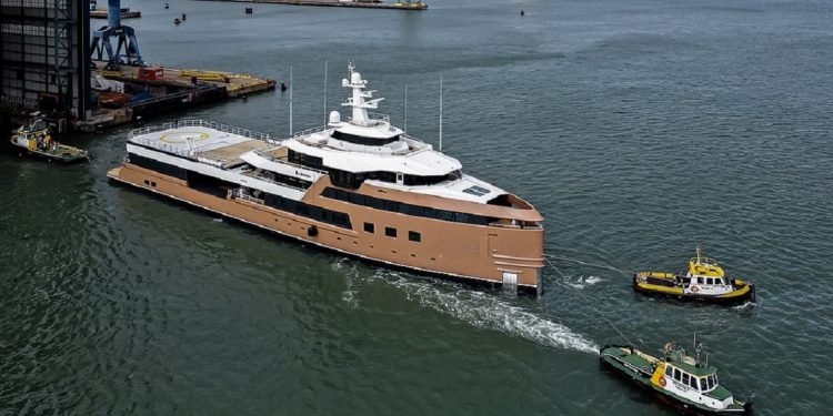 İLK BUZKIRAN YAT ”LA DATCHA” SUYA İNDİ