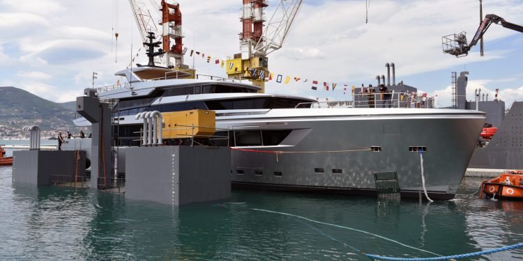 SANLORENZO 44 ALLOY’UN İLK GÖVDESİNİ SUYA İNDİRDİ