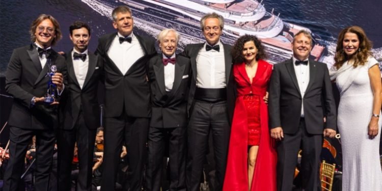 Carinthia VII’ye Neptün heykelciği