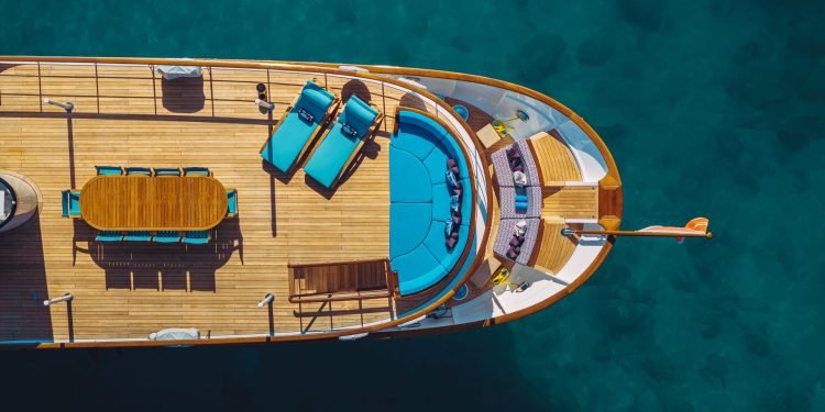 The Harmony of Futuristic Technology and Classic Aesthetics: Far Niente